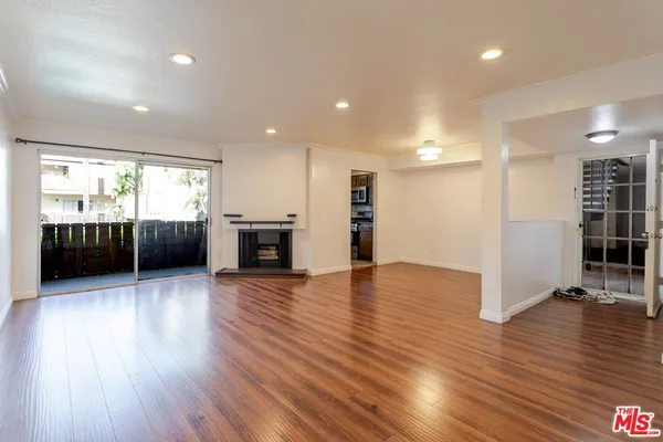 $3,100 | 14990 Victory Boulevard, Unit 103, Van Nuys, CA 91411