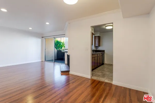 $3,100 | 14990 Victory Boulevard, Unit 103, Van Nuys, CA 91411