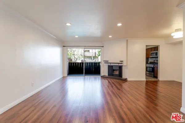 $3,100 | 14990 Victory Boulevard, Unit 103, Van Nuys, CA 91411