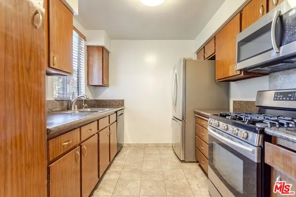 $3,100 | 14990 Victory Boulevard, Unit 103, Van Nuys, CA 91411