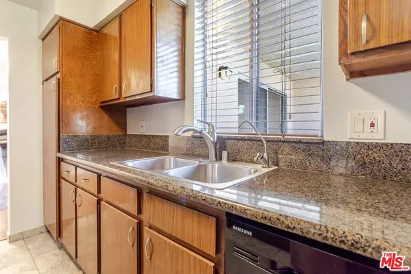 $3,100 | 14990 Victory Boulevard, Unit 103, Van Nuys, CA 91411