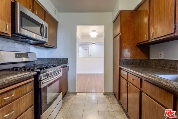 $3,100 | 14990 Victory Boulevard, Unit 103, Van Nuys, CA 91411