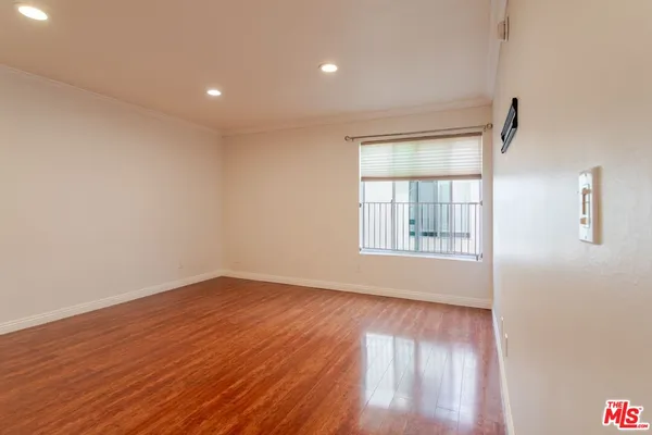 $3,100 | 14990 Victory Boulevard, Unit 103, Van Nuys, CA 91411