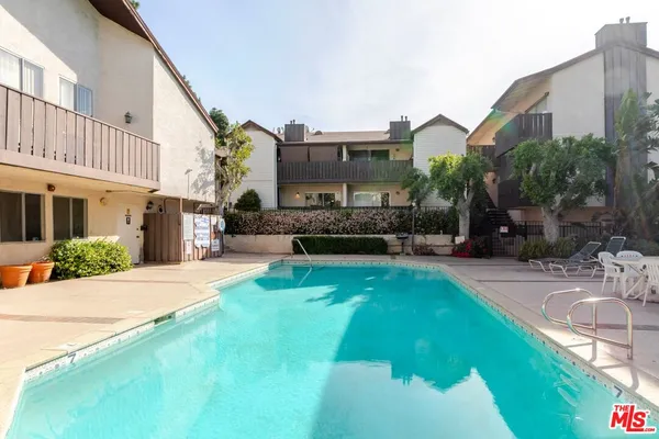 $3,100 | 14990 Victory Boulevard, Unit 103, Van Nuys, CA 91411