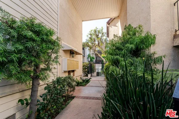 $3,100 | 14990 Victory Boulevard, Unit 103, Van Nuys, CA 91411