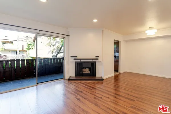 $3,100 | 14990 Victory Boulevard, Unit 103, Van Nuys, CA 91411