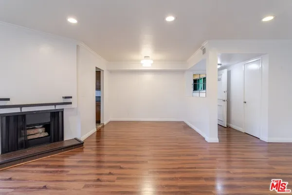 $3,100 | 14990 Victory Boulevard, Unit 103, Van Nuys, CA 91411