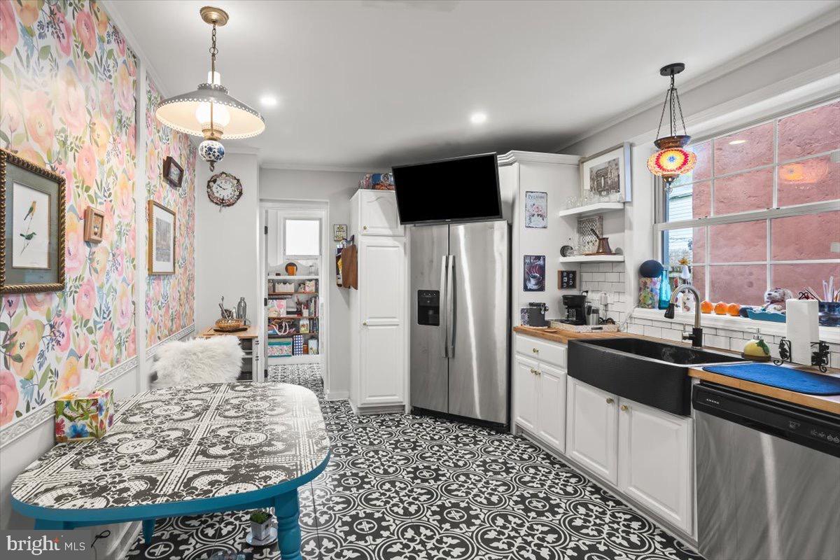 638 St Joseph Street Lancaster, PA 17603 - Photo 8 of 27 Charming kitchen with vibrant floral accents.