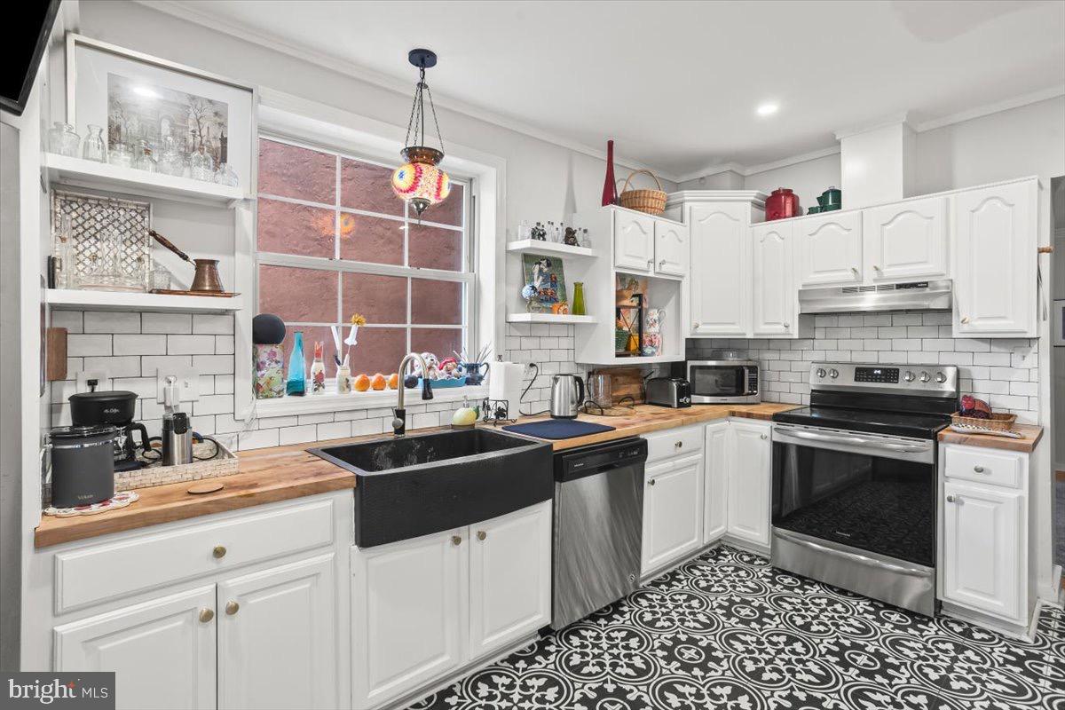 638 St Joseph Street Lancaster, PA 17603 - Photo 10 of 27 Charming kitchen with vintage flair.
