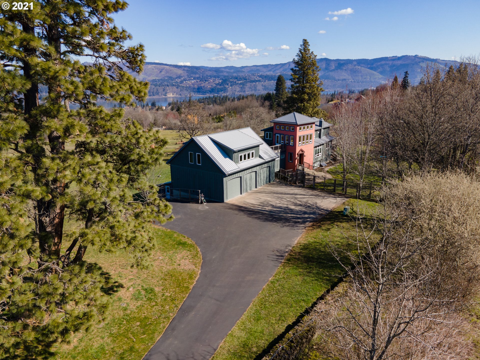 610 Vineyard Road Hood River, OR 97031 - Photo 2 of 32 Gallery Image 2
