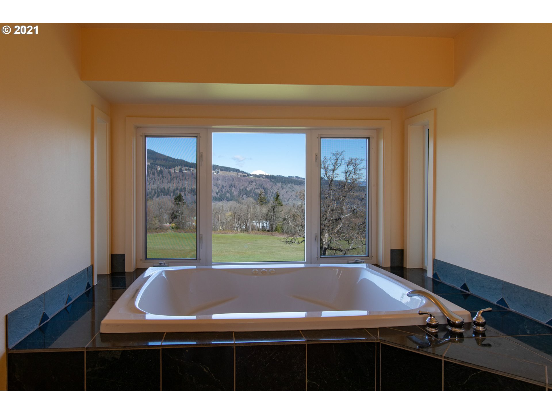 610 Vineyard Road Hood River, OR 97031 - Photo 22 of 32 Gallery Image 22