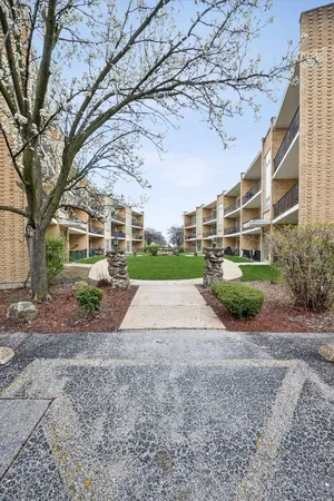 $189,900 | 10344 South Pulaski Road, Unit 304, Oak Lawn, IL 60453