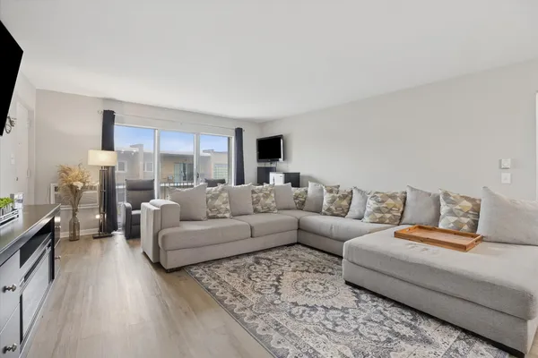 $189,900 | 10344 South Pulaski Road, Unit 304, Oak Lawn, IL 60453