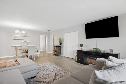 $185,000 | 10344 South Pulaski Road, Unit 304, Oak Lawn, IL 60453