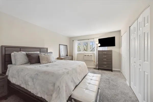 $189,900 | 10344 South Pulaski Road, Unit 304, Oak Lawn, IL 60453