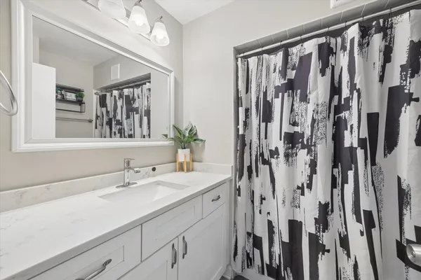 $189,900 | 10344 South Pulaski Road, Unit 304, Oak Lawn, IL 60453