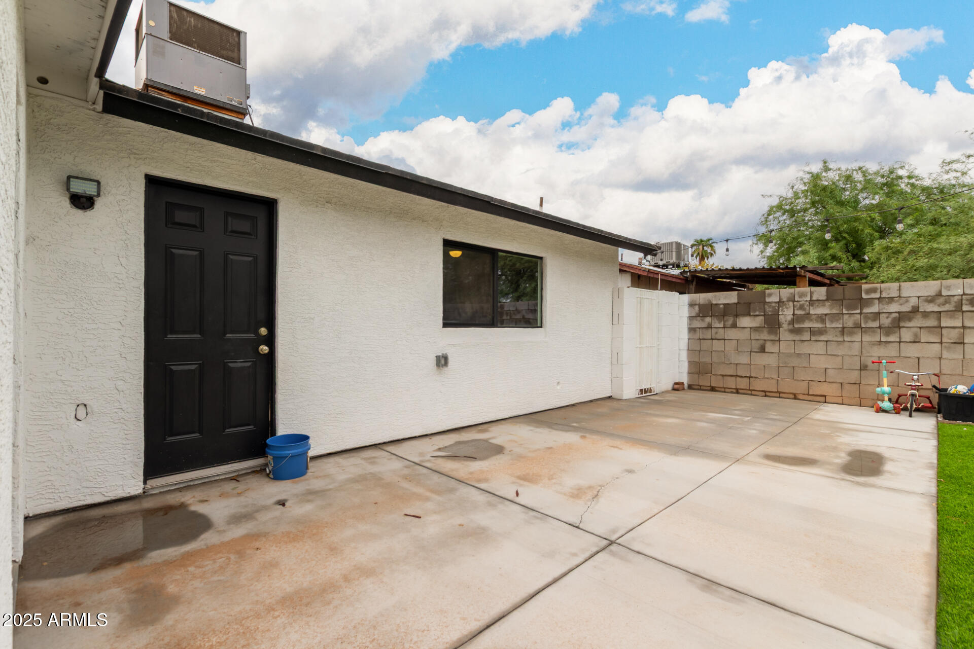2024 West Roeser Road Phoenix, AZ 85041 - Photo 9 of 36 a view of a garage