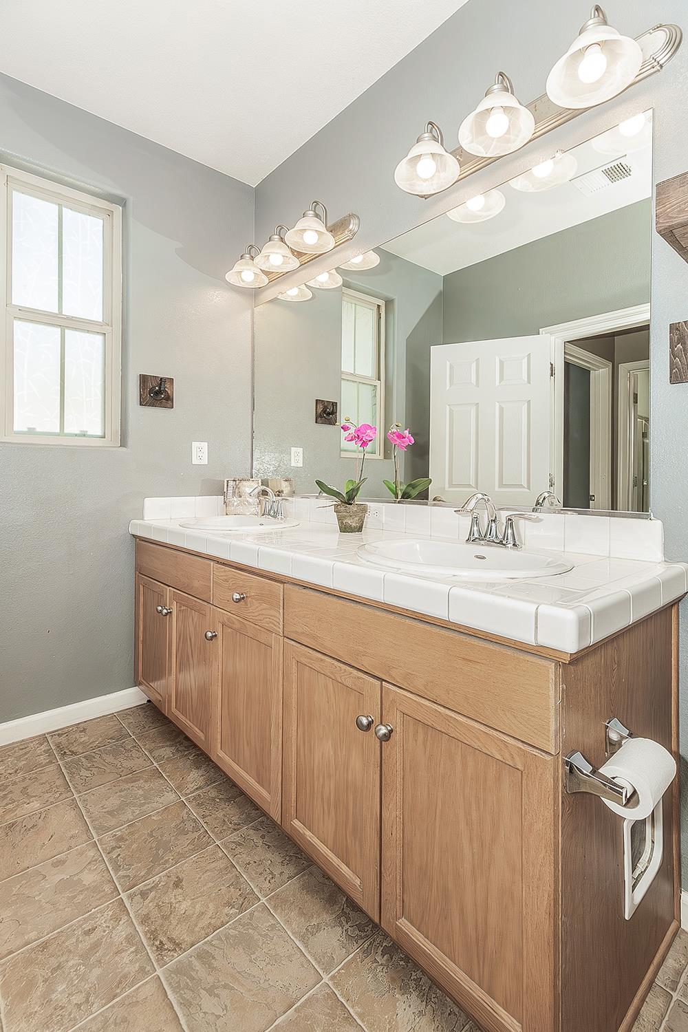 7357 East Redlands Avenue Fresno, CA 93737 - Photo 32 of 59 Hall Bath