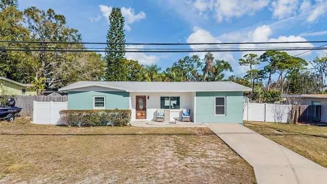 $385,000 | 66 Lake Shore Drive, Palm Harbor, FL 34684