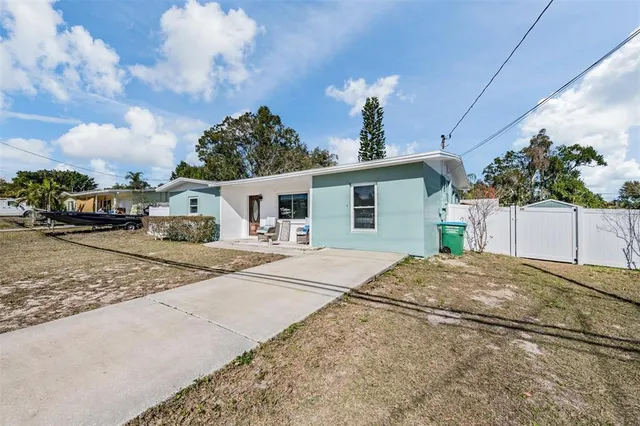 $385,000 | 66 Lake Shore Drive, Palm Harbor, FL 34684