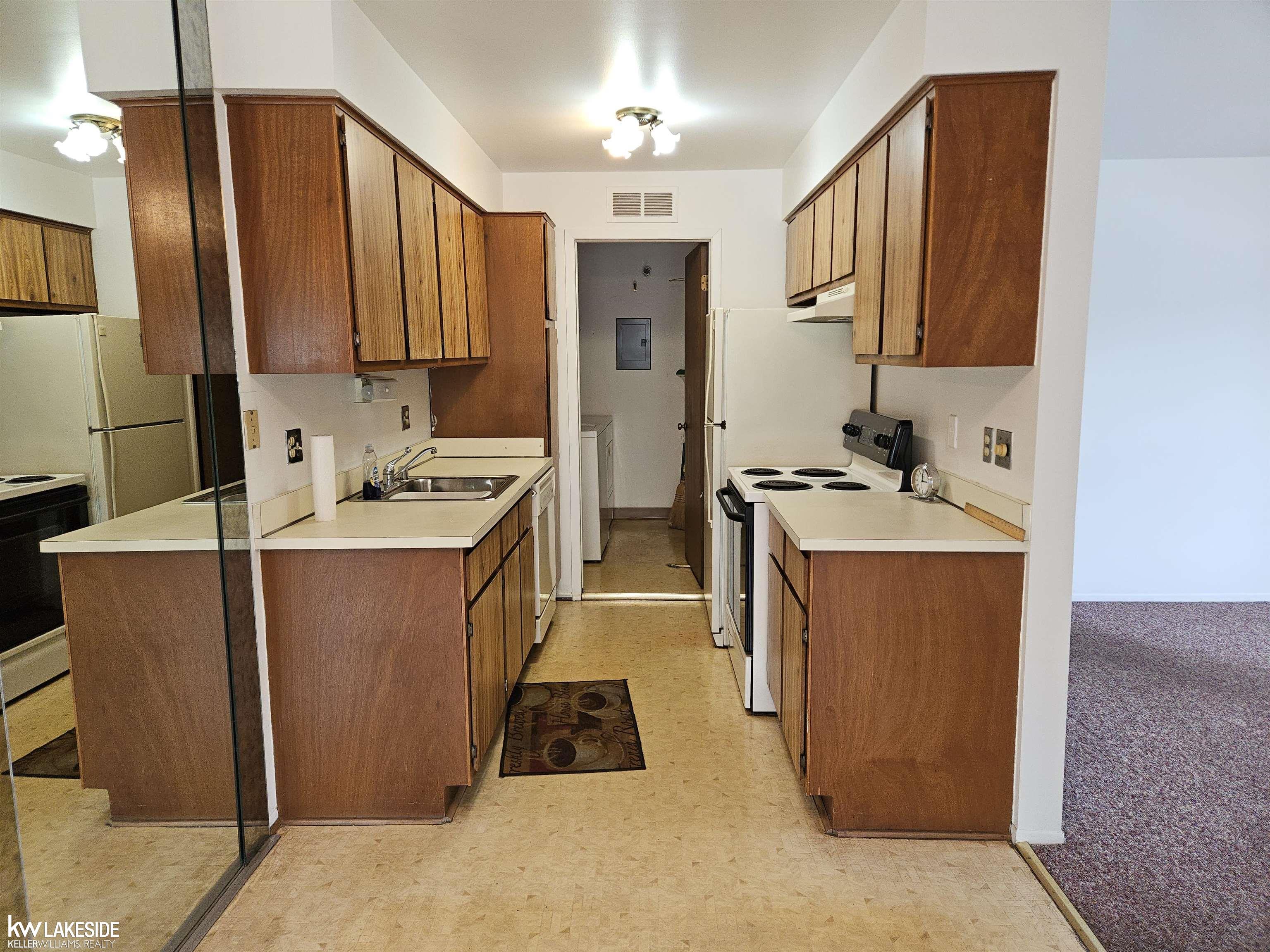 24633 Spring Lane Harrison Township, MI 48045 - Photo 9 of 20 50175958-20110ca1-a1cb-47de-87e5-a3796f51de85.JPG