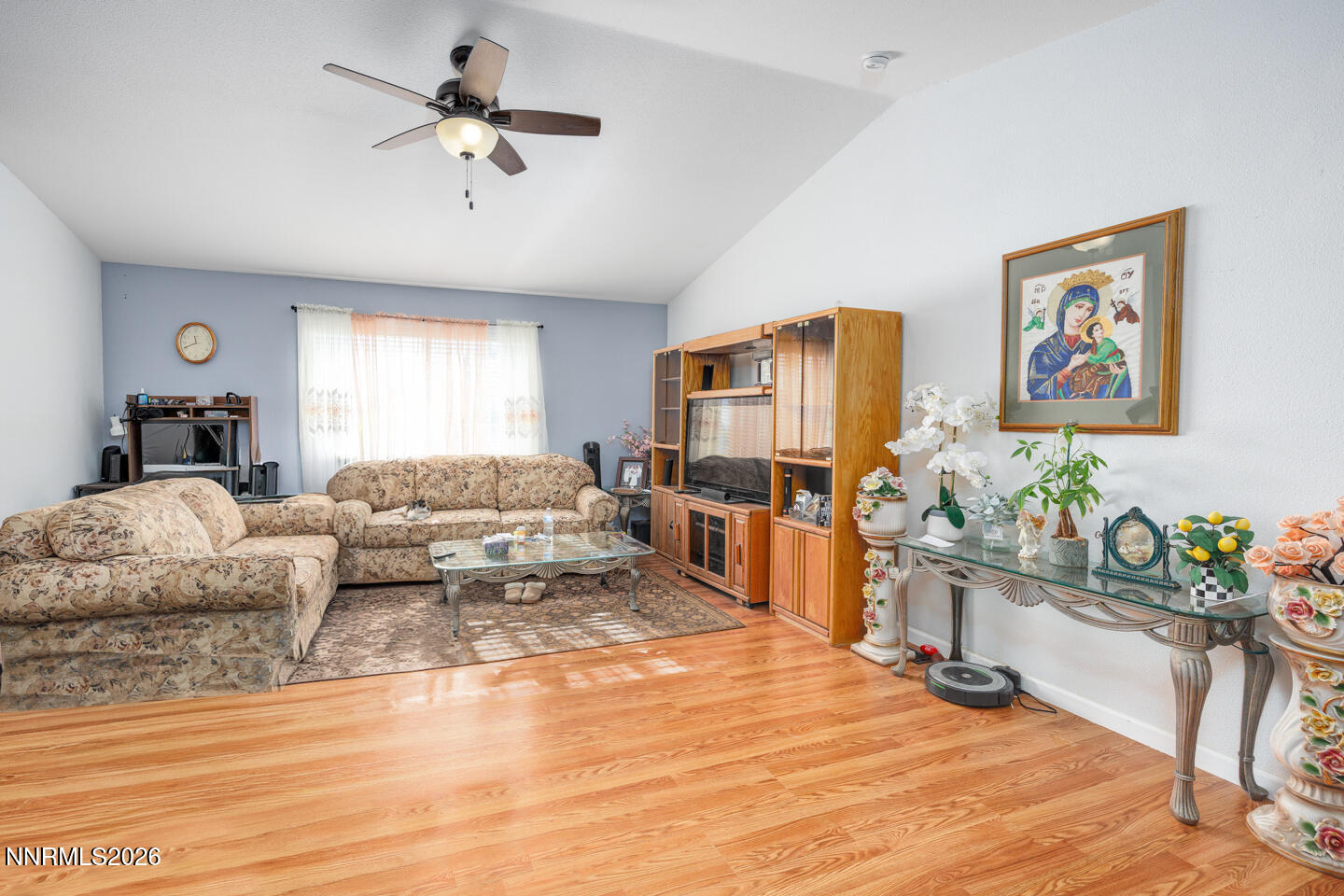 2885 Dallas Drive Fallon, NV 89406 - Photo 4 of 27 a living room with furniture and a flat screen tv