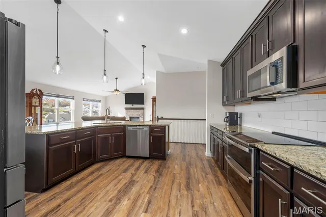 $450,000 | 1810 Valley View Circle, Festus, MO 63028