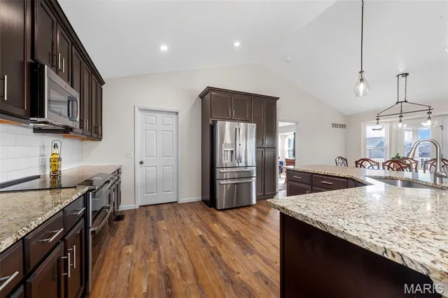 $450,000 | 1810 Valley View Circle, Festus, MO 63028