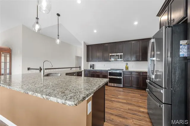 $450,000 | 1810 Valley View Circle, Festus, MO 63028