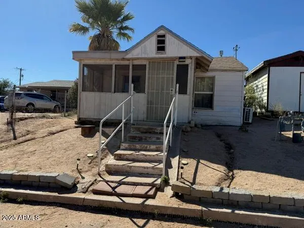 a view of a house with backyard