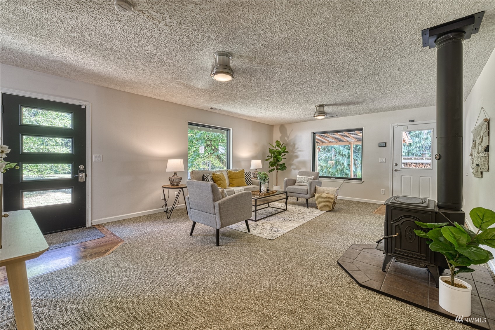 325 Hawkins Road Winlock, WA 98596 - Photo 13 of 40 a living room with furniture and a potted plant