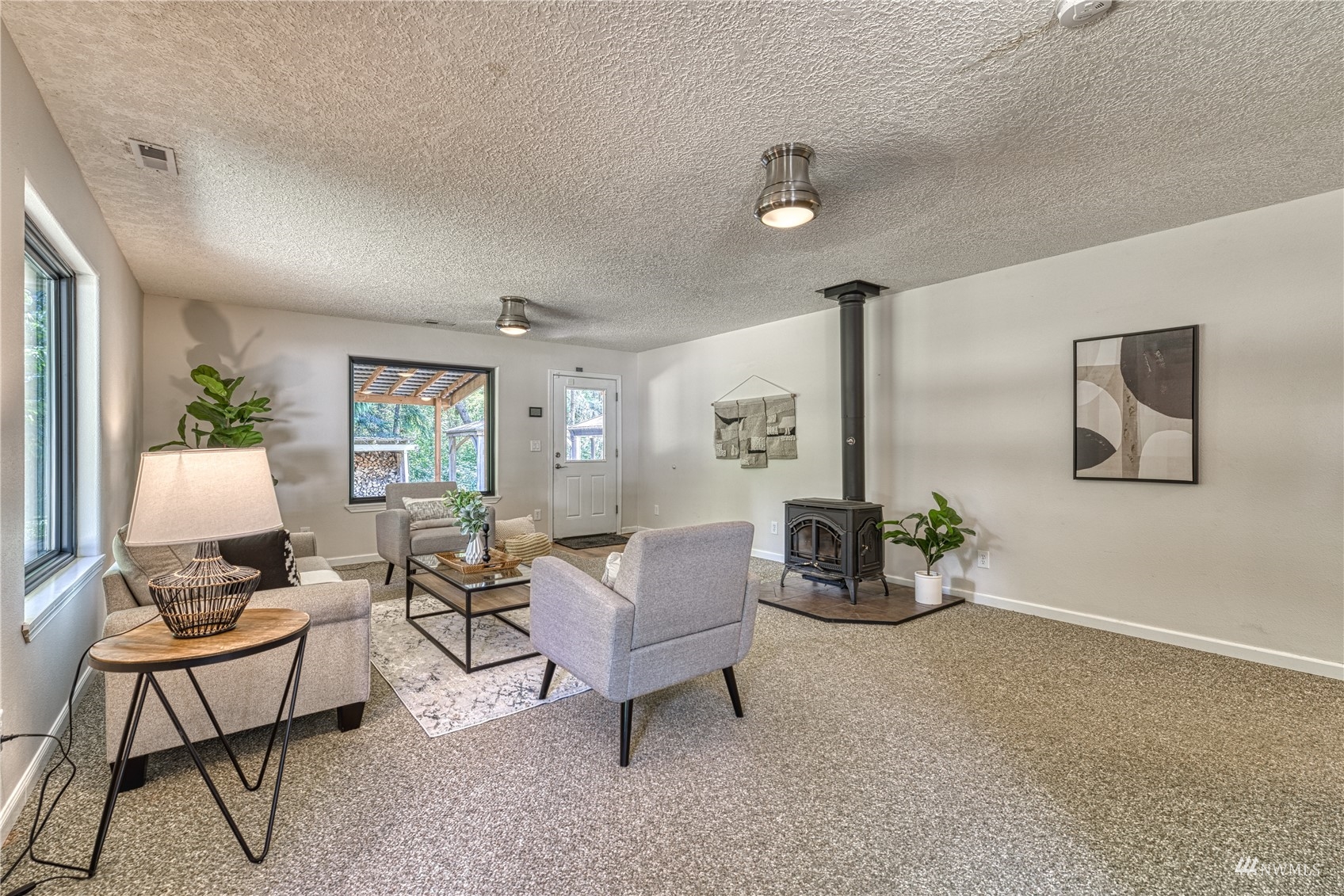 325 Hawkins Road Winlock, WA 98596 - Photo 14 of 40 a living room with furniture and a window