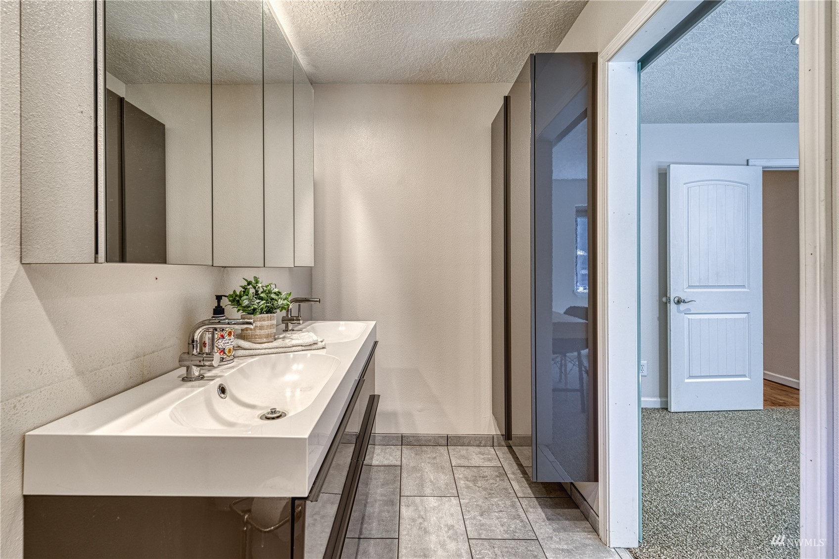 325 Hawkins Road Winlock, WA 98596 - Photo 18 of 40 a bathroom with a sink and a mirror