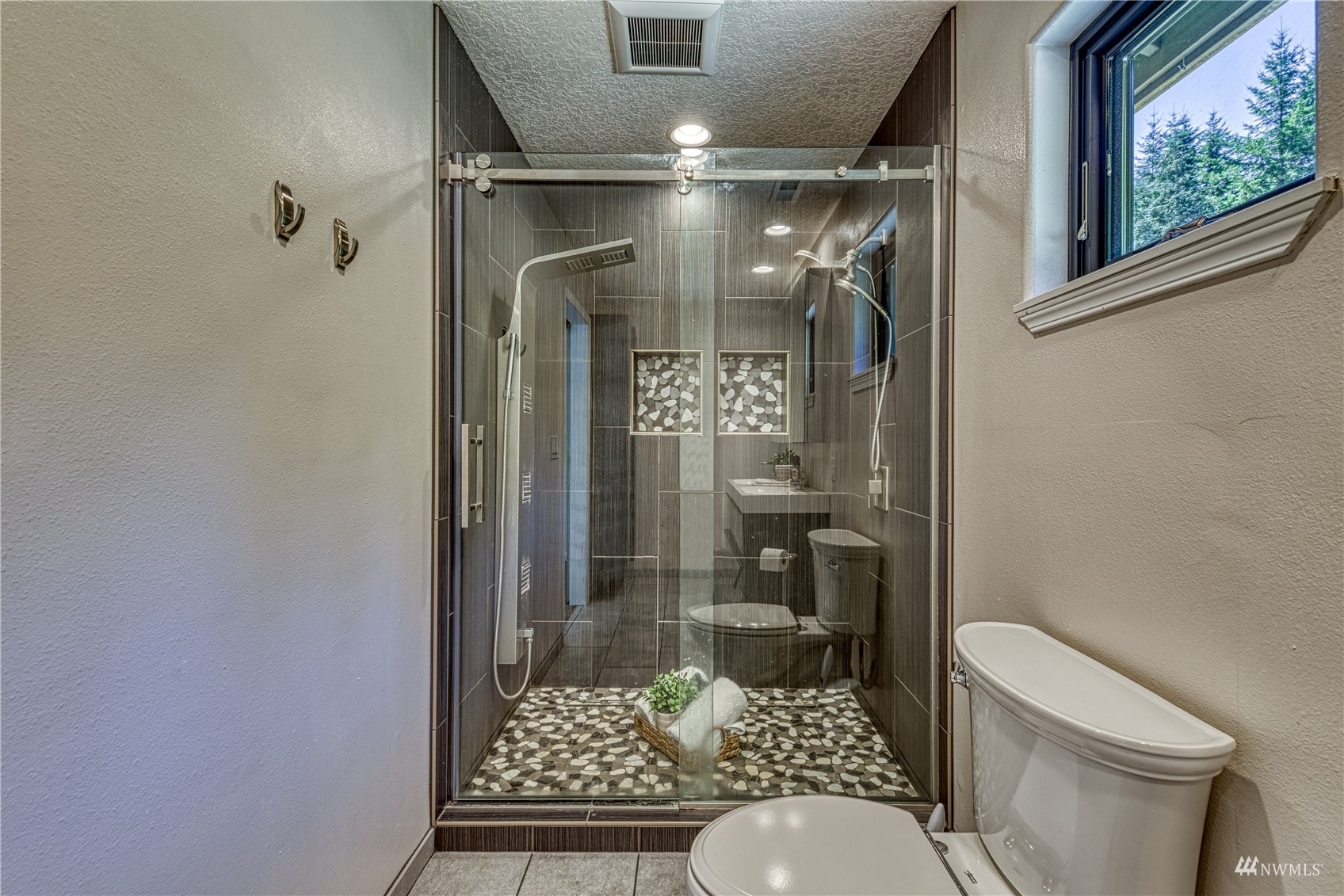 325 Hawkins Road Winlock, WA 98596 - Photo 19 of 40 a bathroom with a toilet and shower