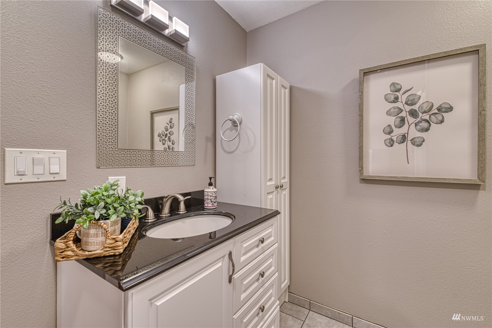 325 Hawkins Road Winlock, WA 98596 - Photo 24 of 40 a sink and a mirror