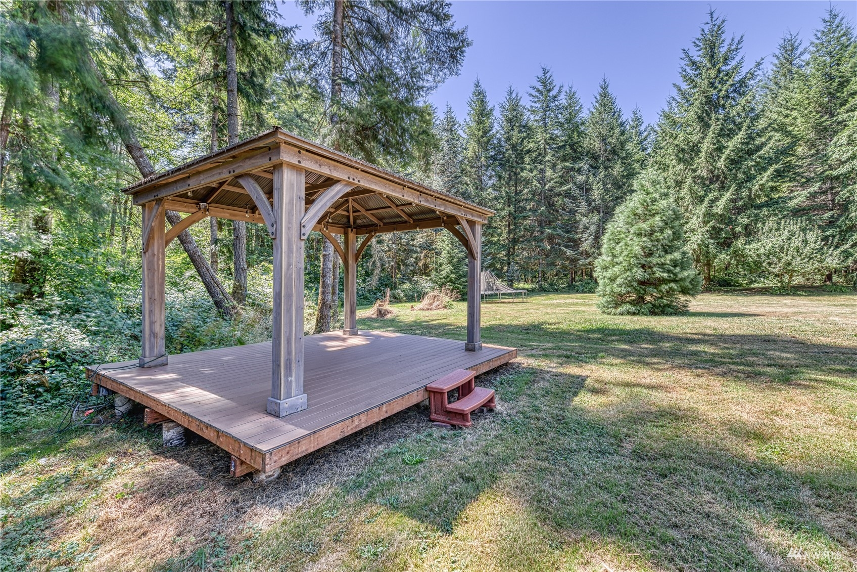 325 Hawkins Road Winlock, WA 98596 - Photo 30 of 40 a backyard of a house with table and chairs