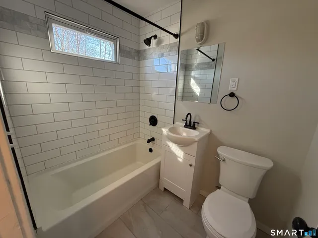 $1,995 | 38 Elmhurst Circle, West Hartford, CT 06110