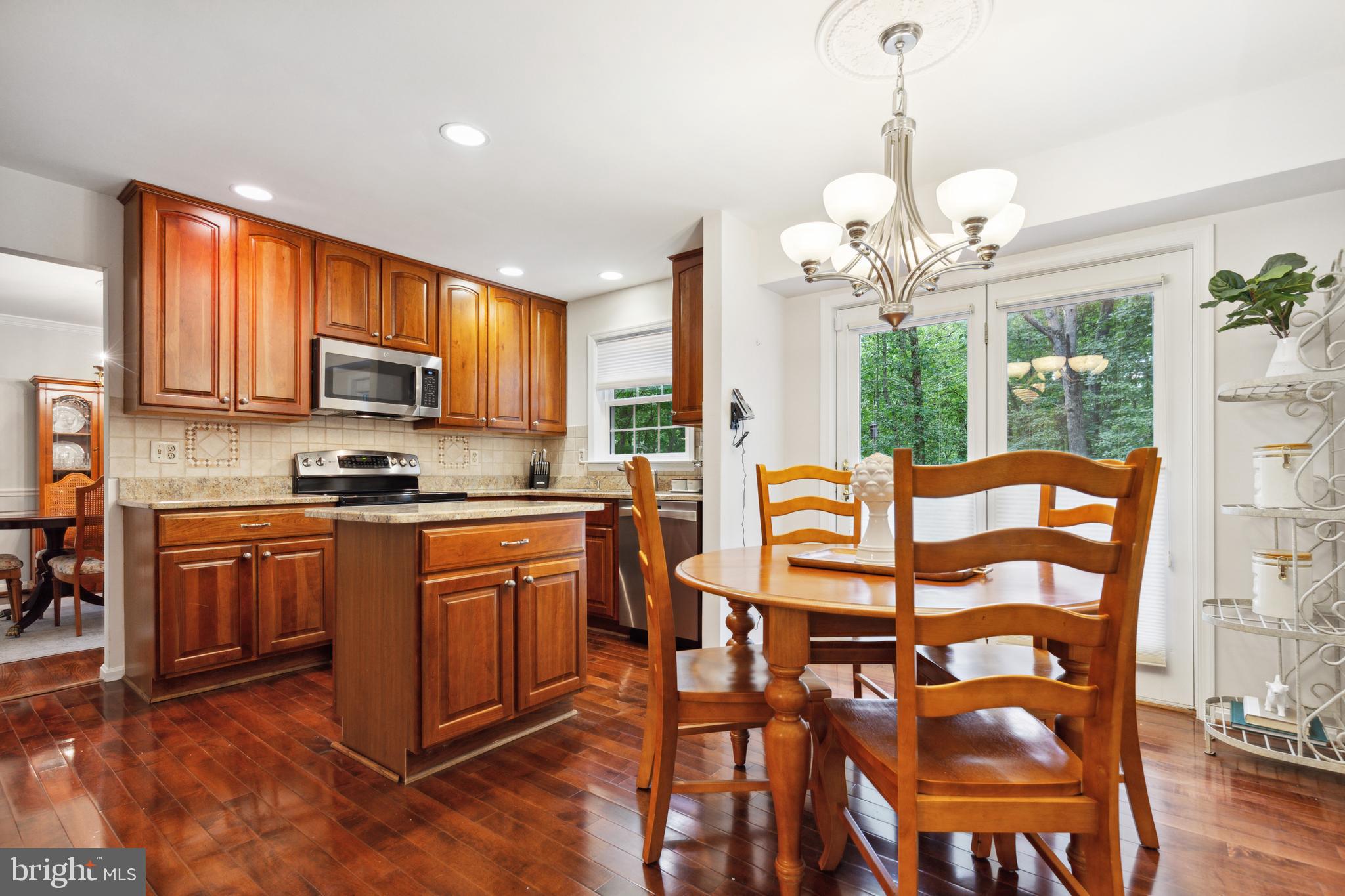 5124 Pheasant Ridge Road Fairfax, VA 22030 - Photo 11 of 53 Great eat-in space with access to Trex deck