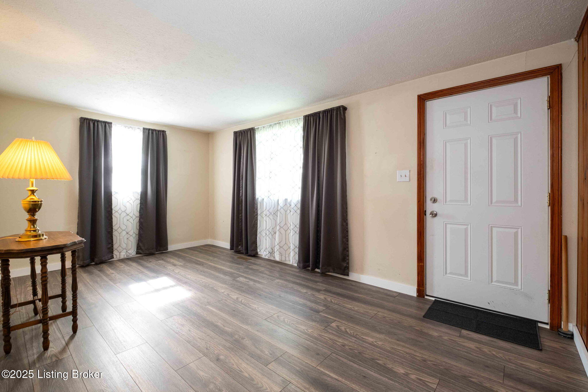 2405 Donna Road Louisville, KY 40216 - Photo 4 of 31 2405 Donna Rd-18