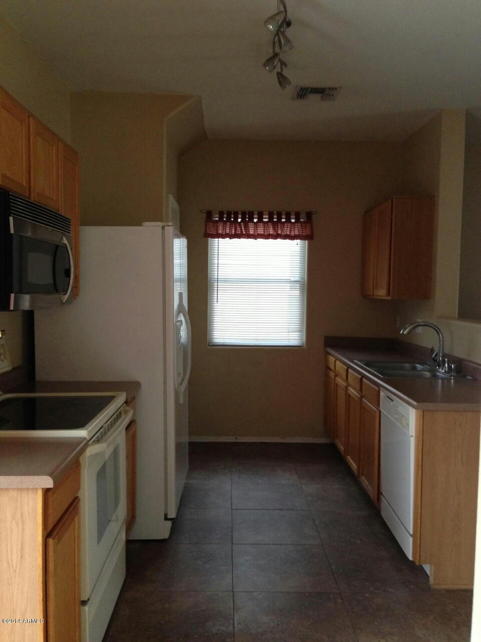 13222 West Redfield Road Surprise, AZ 85379 - Photo 5 of 24 kitchen