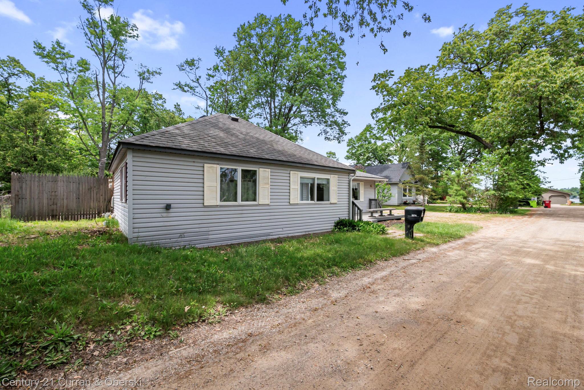 2374 Lakena Road West Bloomfield, MI 48324 - Photo 4 of 60 4-web-or-mls-P2630801.jpg
