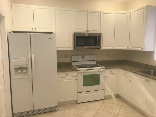 $3,200 | 3338 Lakeside Drive, Unit 50, Davie, FL 33328