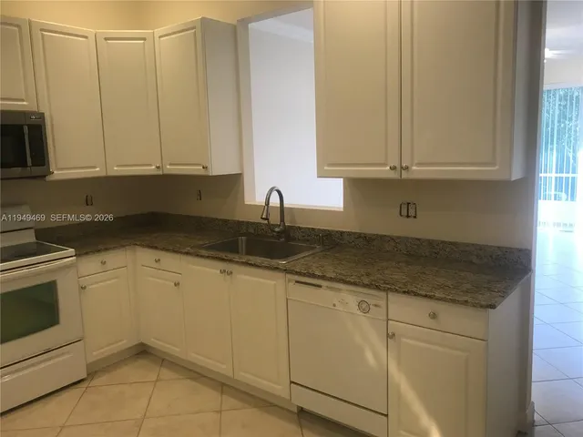 $3,200 | 3338 Lakeside Drive, Unit 50, Davie, FL 33328
