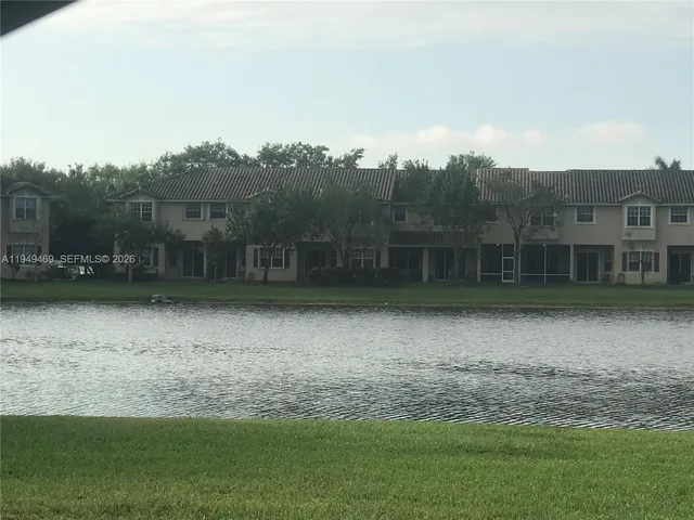 $3,200 | 3338 Lakeside Drive, Unit 50, Davie, FL 33328