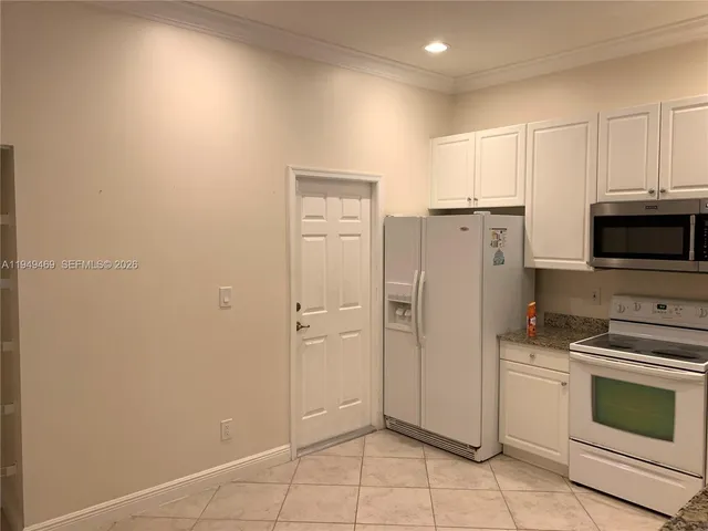 $3,200 | 3338 Lakeside Drive, Unit 50, Davie, FL 33328