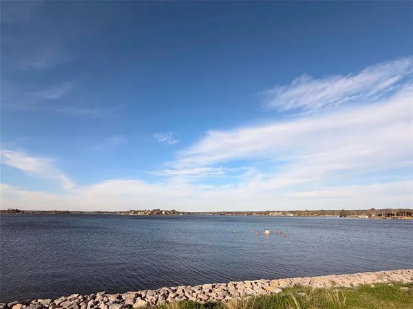 $566,500 | 742 West Kiowa Drive, Gainesville, TX 76240