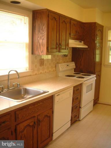 2603 Loma Street Silver Spring, MD 20902 - Photo 2 of 12 Updated kitchen appliances & table-space.