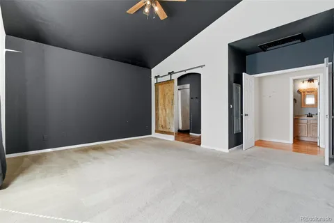 a view of empty room with a ceiling fan