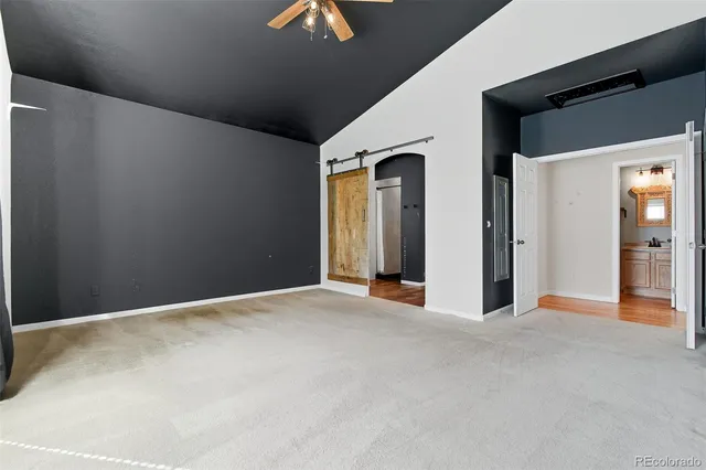 a view of empty room with a ceiling fan