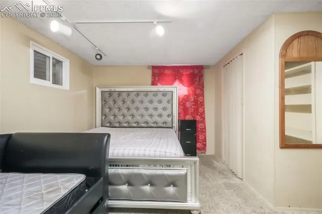 a view of livingroom with furniture